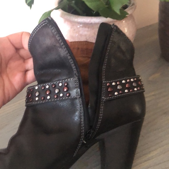 EUC Sofft Noreen Western Cowboy Black Leather Heeled Ankle Boots Size 6.5M - Picture 16 of 16